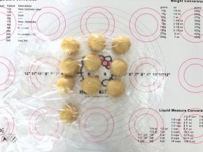 6、收口朝下盖上保鲜膜松弛15分钟。