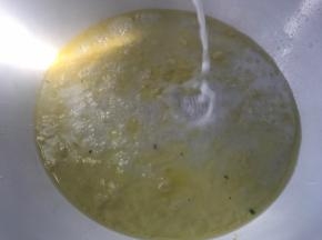 煮沸后淋入淀粉水勾薄芡