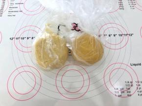 1、水油皮和油酥材料分别混合均匀后装入保鲜袋放入冰箱冷藏一个小时。