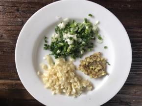 备好姜末、蒜末和葱花