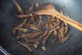 再加入海鲜汁、鸡粉、盐翻炒均匀