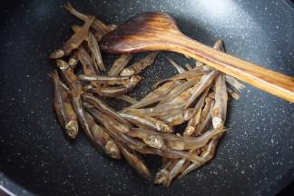 然后锅里不放油先，放入白公鱼先炒去水分