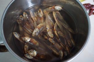 先将白公鱼洗净后用清水泡软