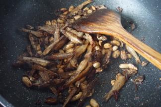 最后倒入花生米和淋入热炒鲜露翻炒均匀即可