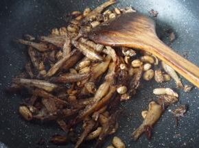 最后倒入花生米和淋入热炒鲜露翻炒均匀即可