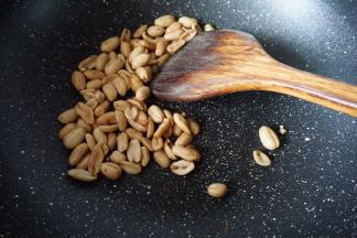 五香花生在过来炒热