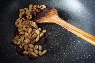 加入切块的干红辣椒一起炒香后盛出备用