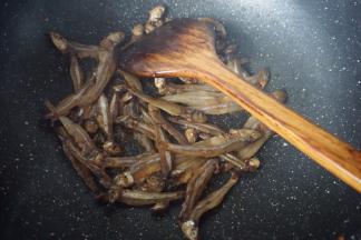 然后加入油小火炒香