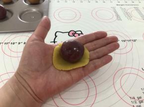 5、放入一个香芋蓉馅。