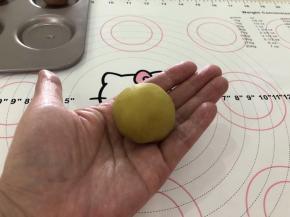 7、收紧收口处揉圆。