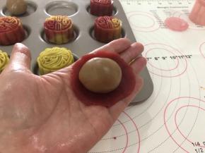 11、同样的手法用红酒味桃山皮包入白莲蓉馅。