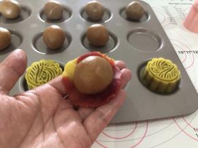 10、同样的手法用彩色桃山皮包入原汁椰蓉馅。