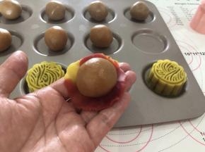 10、同样的手法用彩色桃山皮包入原汁椰蓉馅。