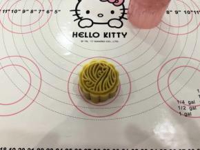 9、向下轻轻推出月饼，非常清晰立体的花纹。