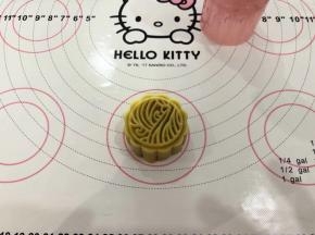 9、向下轻轻推出月饼，非常清晰立体的花纹。