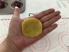 4、取一个台式桃山皮压扁。