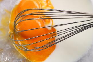 加入蛋黄，搅拌均匀。（蛋清分离出备用）再筛入低粉和可可粉，拌匀。