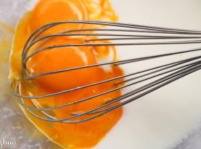 加入蛋黄，搅拌均匀。（蛋清分离出备用）再筛入低粉和可可粉，拌匀。