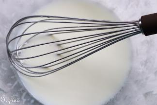 以上配方适用于学厨11寸不粘正方形蛋糕卷烤盘模具一份用量！
把牛奶和色拉油混合搅拌稍浓稠状。