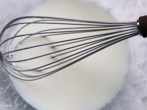 以上配方适用于学厨11寸不粘正方形蛋糕卷烤盘模具一份用量！
把牛奶和色拉油混合搅拌稍浓稠状。