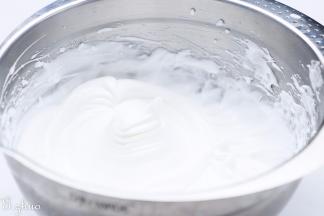 蛋清一次加入砂糖与柠檬汁用电动打蛋器低速打发至小尖角的状态。