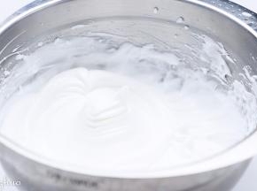 蛋清一次加入砂糖与柠檬汁用电动打蛋器低速打发至小尖角的状态。