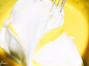取1/3打发好的蛋清加入面糊中拌匀。