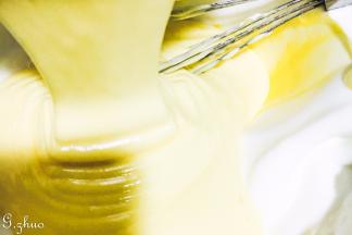 拌匀的面糊再倒入剩下的2/3的蛋清中，翻拌匀（这里是翻拌）