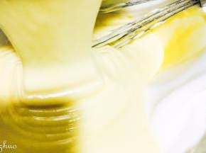 拌匀的面糊再倒入剩下的2/3的蛋清中，翻拌匀（这里是翻拌）