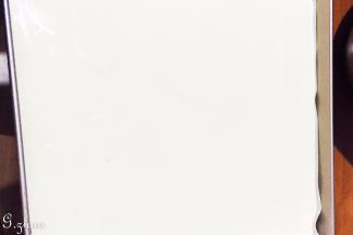 倒入学厨不沾烤盘，刮板刮匀表面。（烤盘可垫一层油纸或油布，方便清洗）