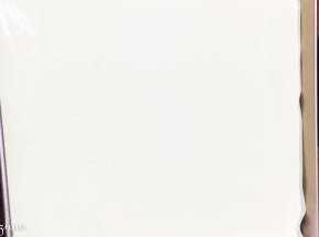 倒入学厨不沾烤盘，刮板刮匀表面。（烤盘可垫一层油纸或油布，方便清洗）