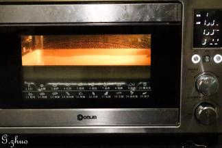 放入东菱烤箱中下层，上下火150度预热3分钟，烘烤25分钟。