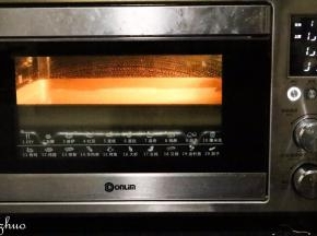 放入东菱烤箱中下层，上下火150度预热3分钟，烘烤25分钟。