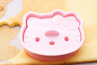 烘烤结束后取出倒扣在网架上待凉撒撕去油纸，用学厨凯蒂猫蛋糕米饭压模压同形状。