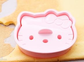 烘烤结束后取出倒扣在网架上待凉撒撕去油纸，用学厨凯蒂猫蛋糕米饭压模压同形状。