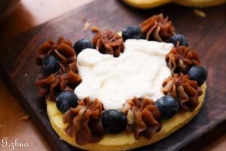 随意挤上奶油霜搭配水果，就可以去哄小朋友了……