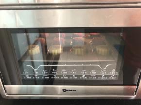 13、烤箱180上下火预热好，放入模具于中下层烘烤12分钟后取出。