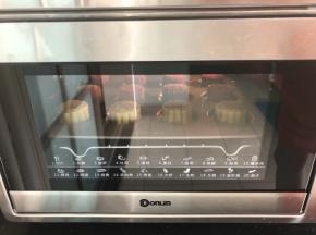 13、烤箱180上下火预热好，放入模具于中下层烘烤12分钟后取出。