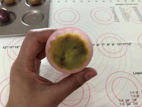 8、光滑面向下放入学厨50克月饼模具中，我手压实。