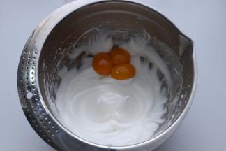 以上配方适用于学厨金色不粘爱心型6连杯蛋糕模具一份的用量。
蛋白一次加入所有白砂糖打发至小弯角的状态，加入蛋黄翻拌匀（这里说明一下，我的鸡蛋非常小，带壳只有120克，所以我多用了一个鸡蛋，一般正常的重量2个就够了）