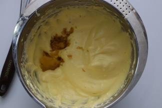 再加入南瓜泥和柠檬皮屑（柠檬皮屑可以一点点白糖腌制一会味道会更好）