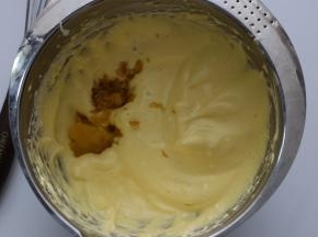 再加入南瓜泥和柠檬皮屑（柠檬皮屑可以一点点白糖腌制一会味道会更好）