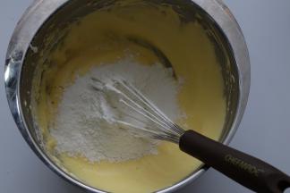 筛入低粉翻拌至看不到干粉的状态就可以了。