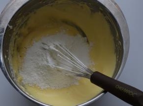 筛入低粉翻拌至看不到干粉的状态就可以了。