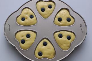 倒入模具，表面放两个蓝莓，不放也是可以的，随个人喜好嘛。