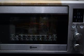 放入东菱烤箱上下火160度，预热3分钟后再烘烤25分钟，出炉后直接倒出来就OK了。