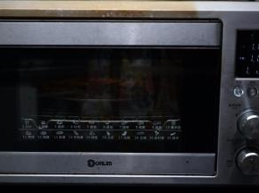 放入东菱烤箱上下火160度，预热3分钟后再烘烤25分钟，出炉后直接倒出来就OK了。