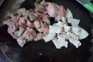 猪肺洗净后切成薄片，粉肠切成段