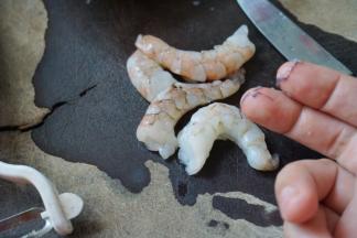 虾仁洗净后用小刀去除虾线