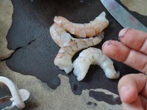 虾仁洗净后用小刀去除虾线